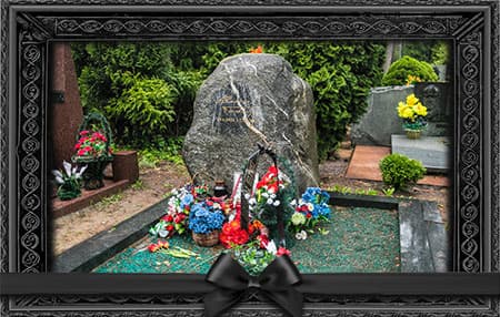 Могила Василя Быкова на Восточном кладбище в Минске