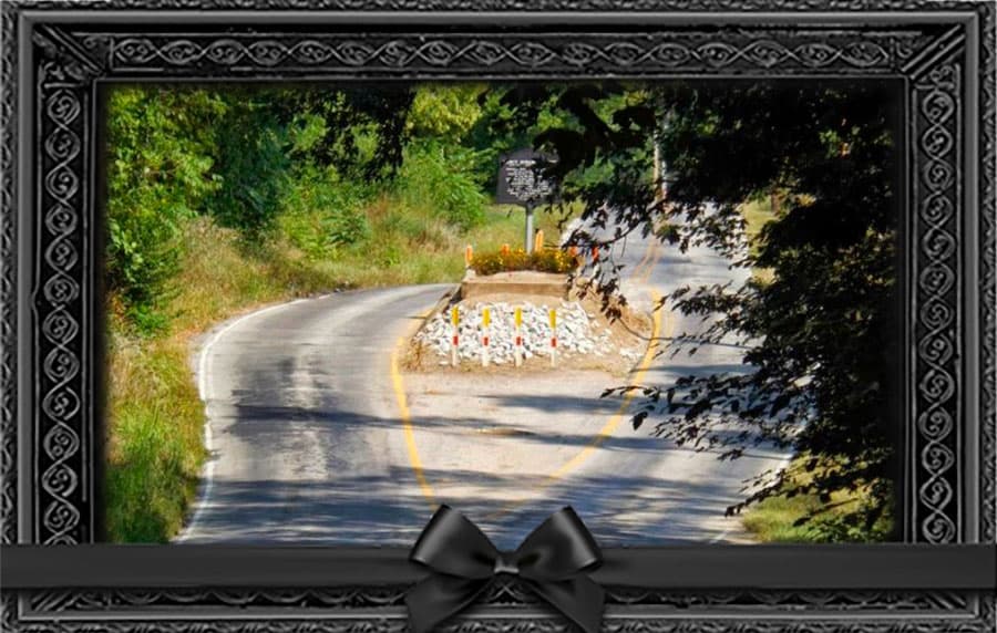 Могила посреди дороги