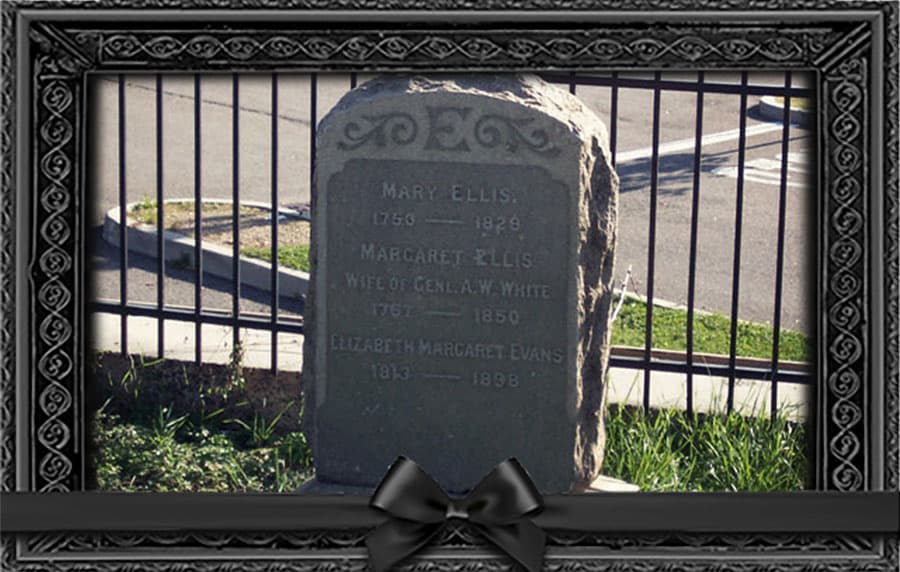 Необычное рядом: могила на парковке