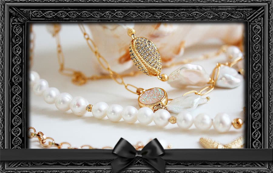 Нужно ли снимать с покойного украшения?