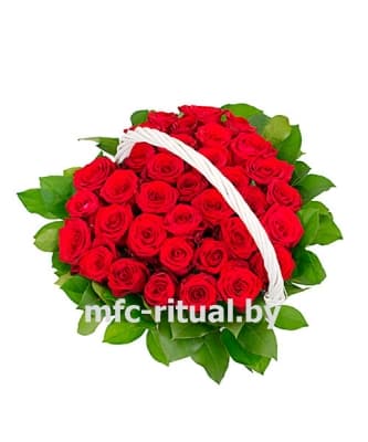 Траурная корзина «32 розы с зеленью»