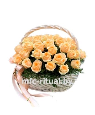Траурная корзина «50 персиковых роз»